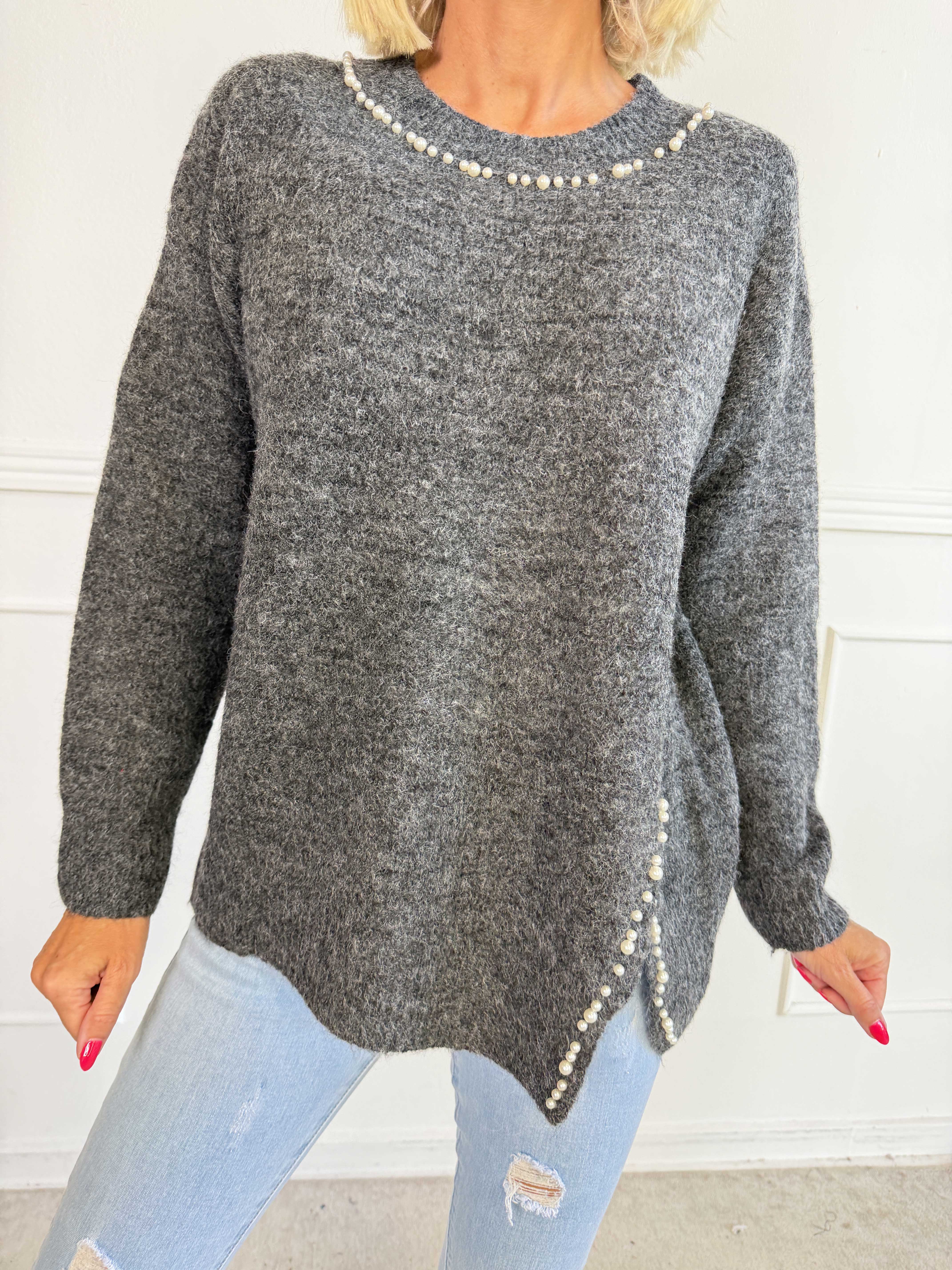 Ondine - Blød og elegant strikbluse med fine hvide perler og lille slids